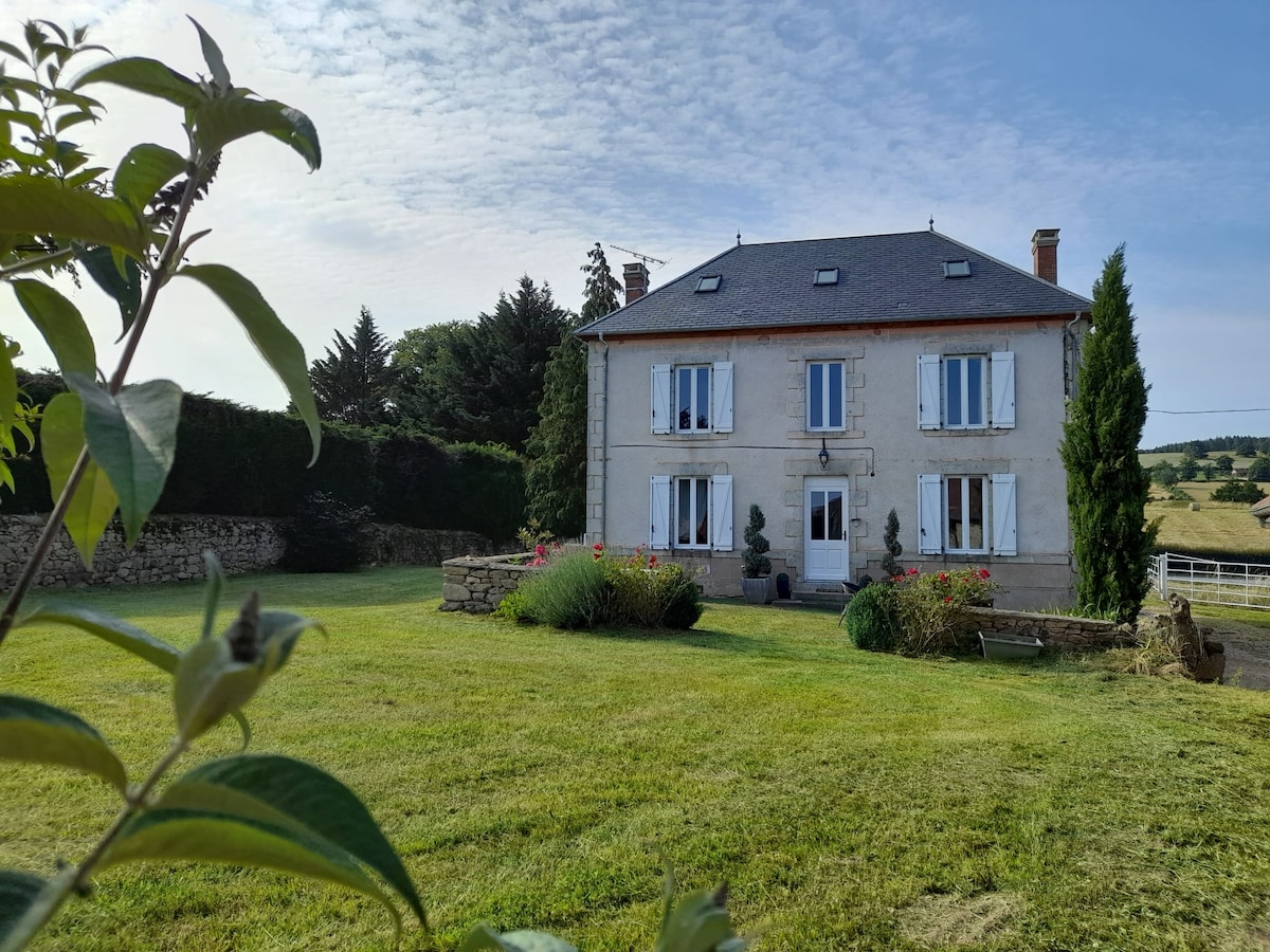 Maison de Maître俯瞰Puy de Dome ，靠近湖泊