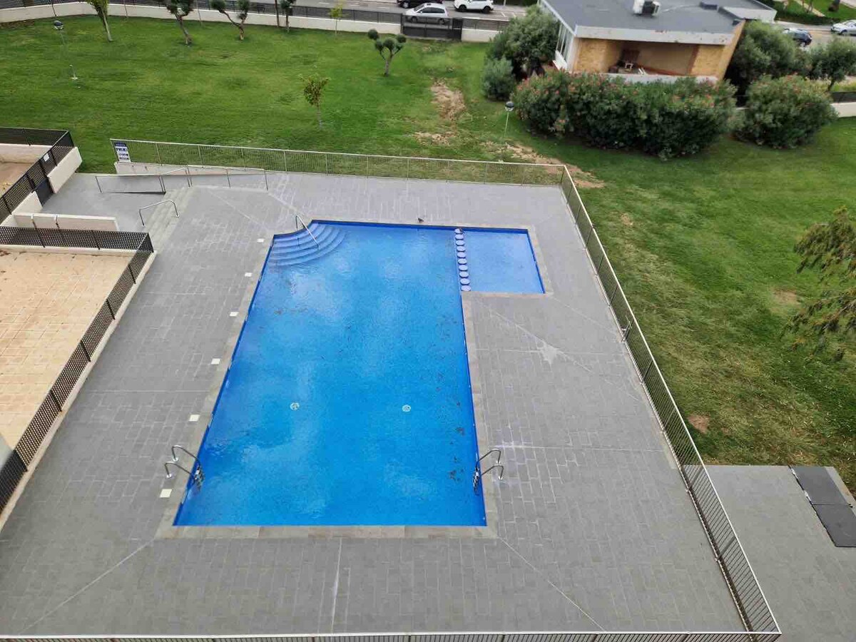 Apartamento con piscina en primera línea de mar