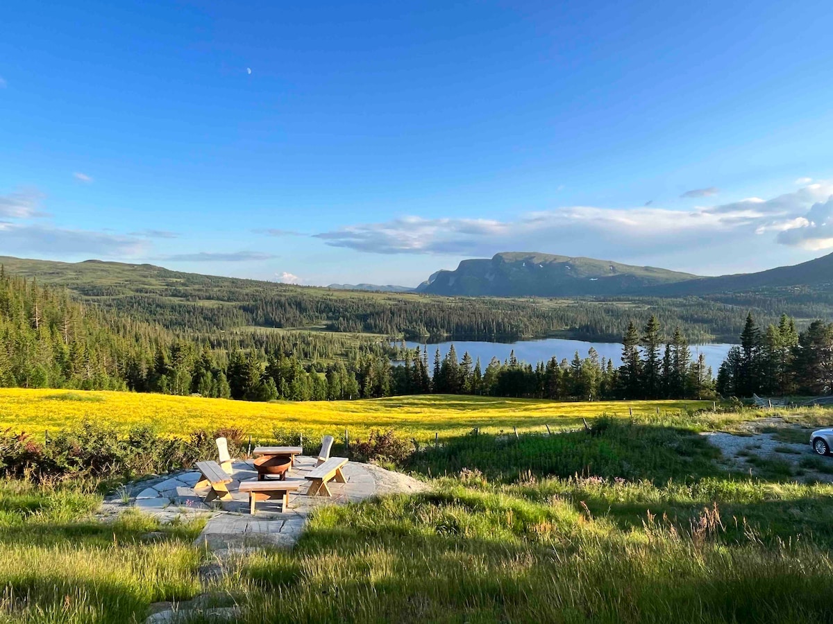 Unik, stor fjellhytte med jacuzzi.