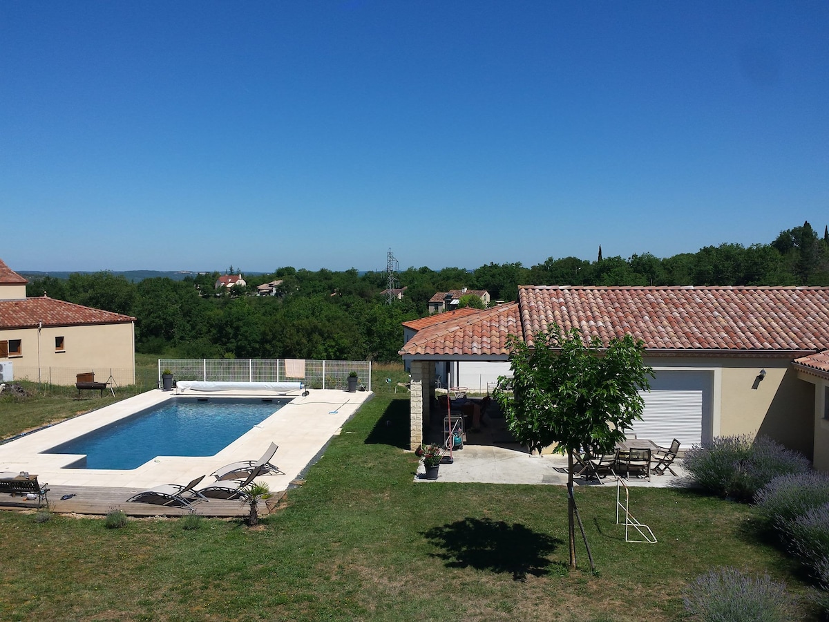 Maison tout confort avec piscine.