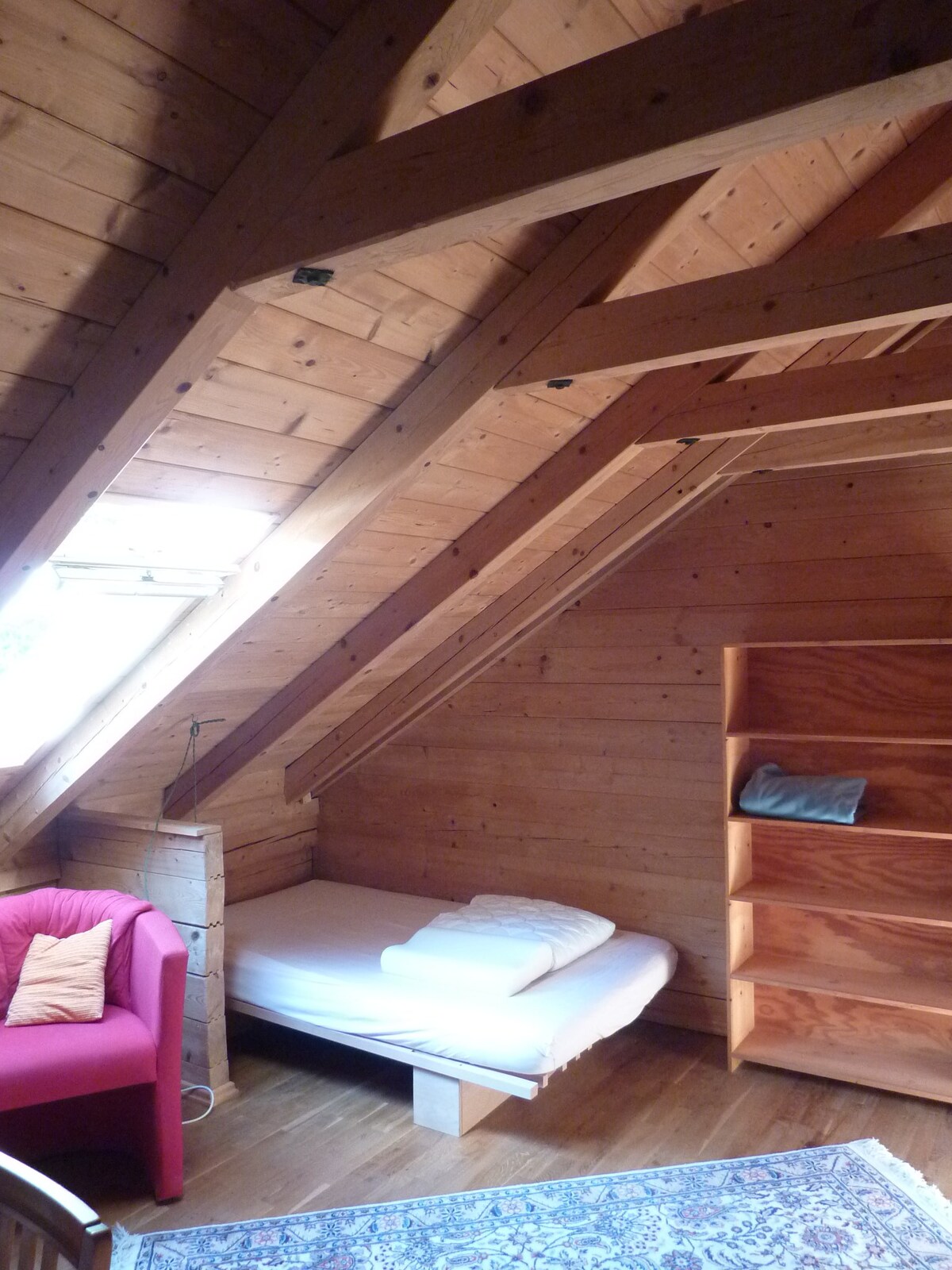 有机建造的木制房屋中的舒适房间