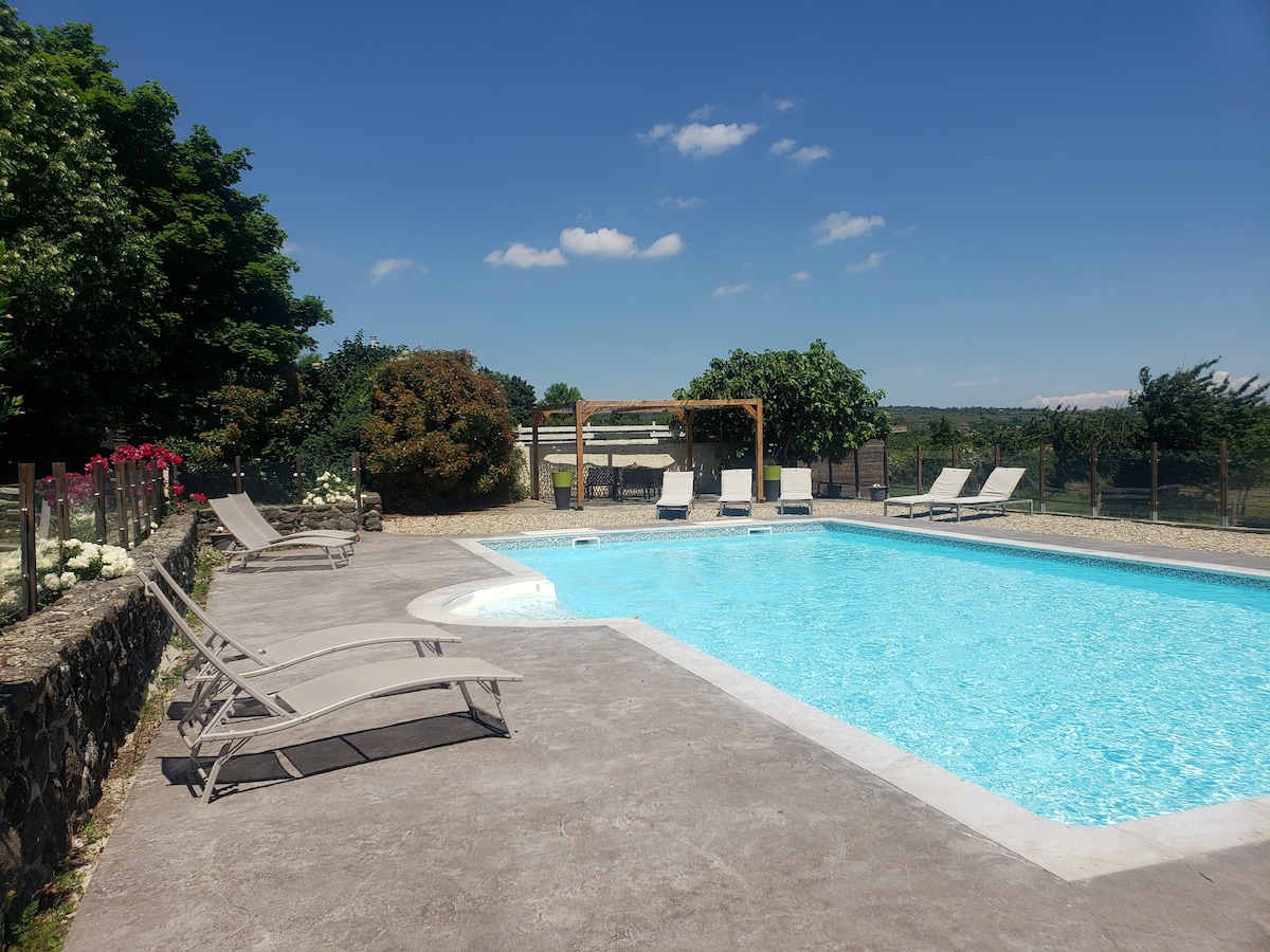 Gîte rural avec piscine et animaux, idéal famille