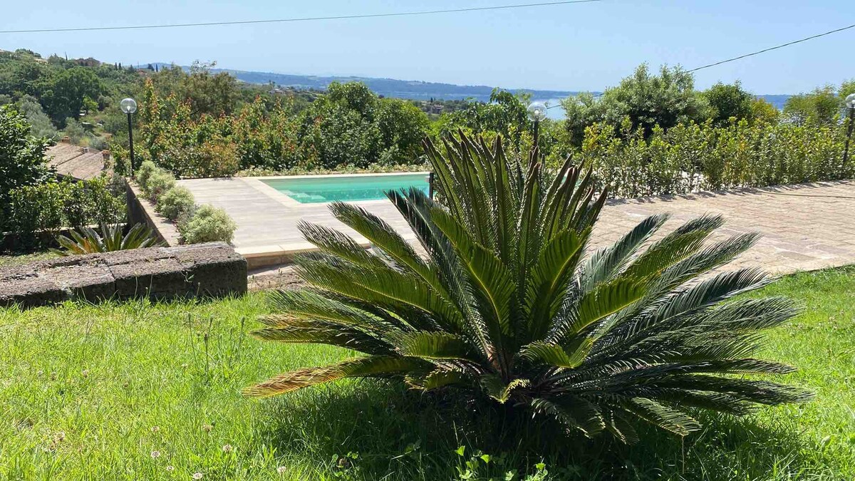 布拉奇亚诺湖（ Bracciano Lake ）带泳池的全景别墅