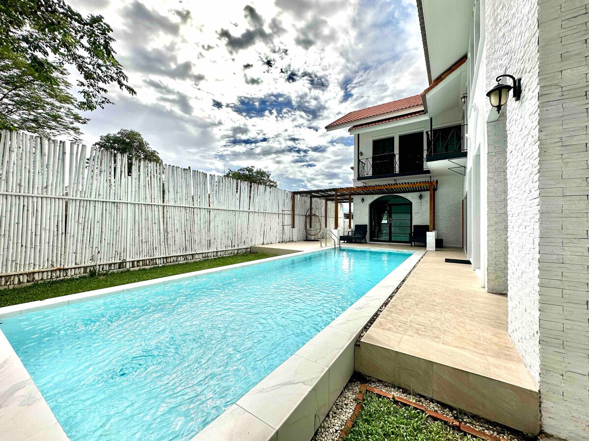 Pool villa near ChiangMai Airport 4 Bedrooms