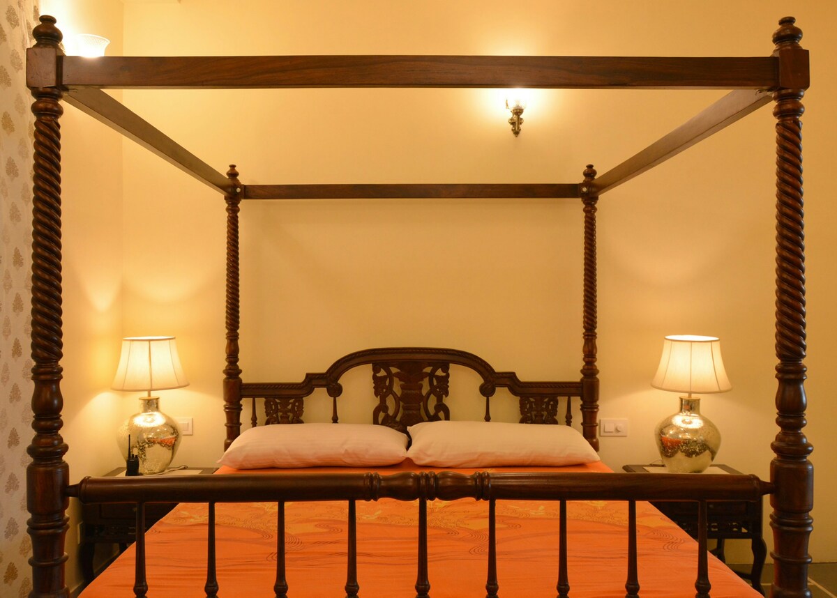 Romantic King Size Suite in Villa on Top of a Hill