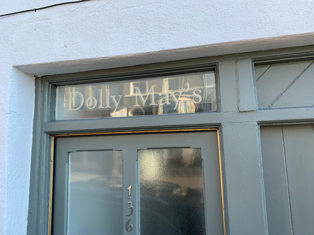 Dolly May 's, Cottage位于湖区边缘。