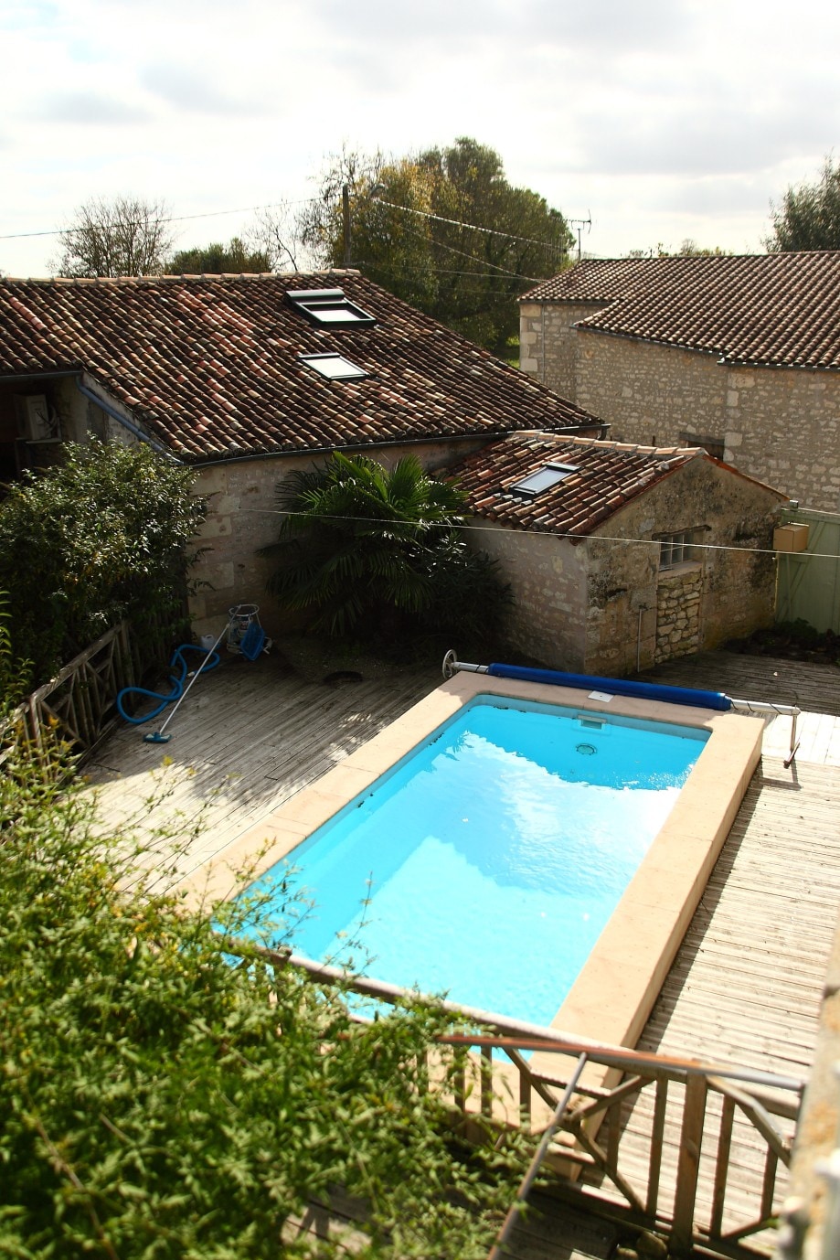 Maison charentaise entre mer et campagne, piscine.