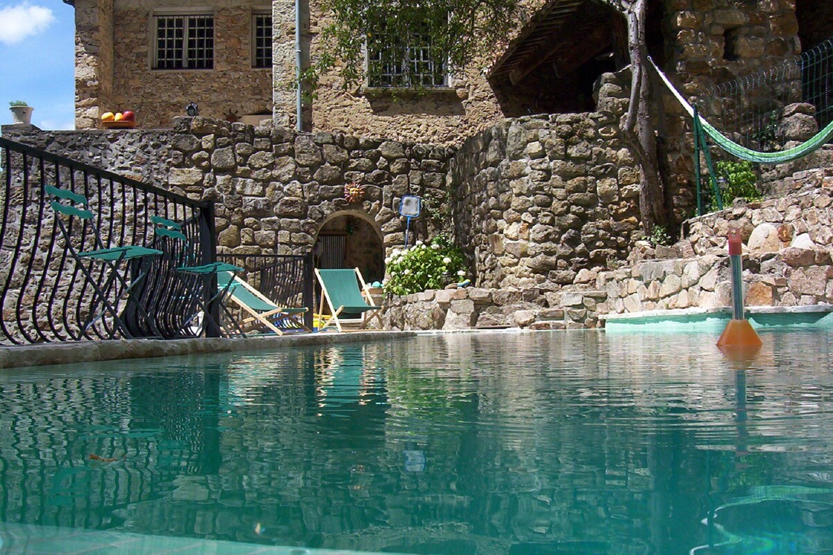 美丽的Ardèchoise房子，带恒温泳池