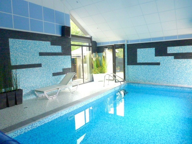 豪华别墅，室内游泳池，距离海滩300米