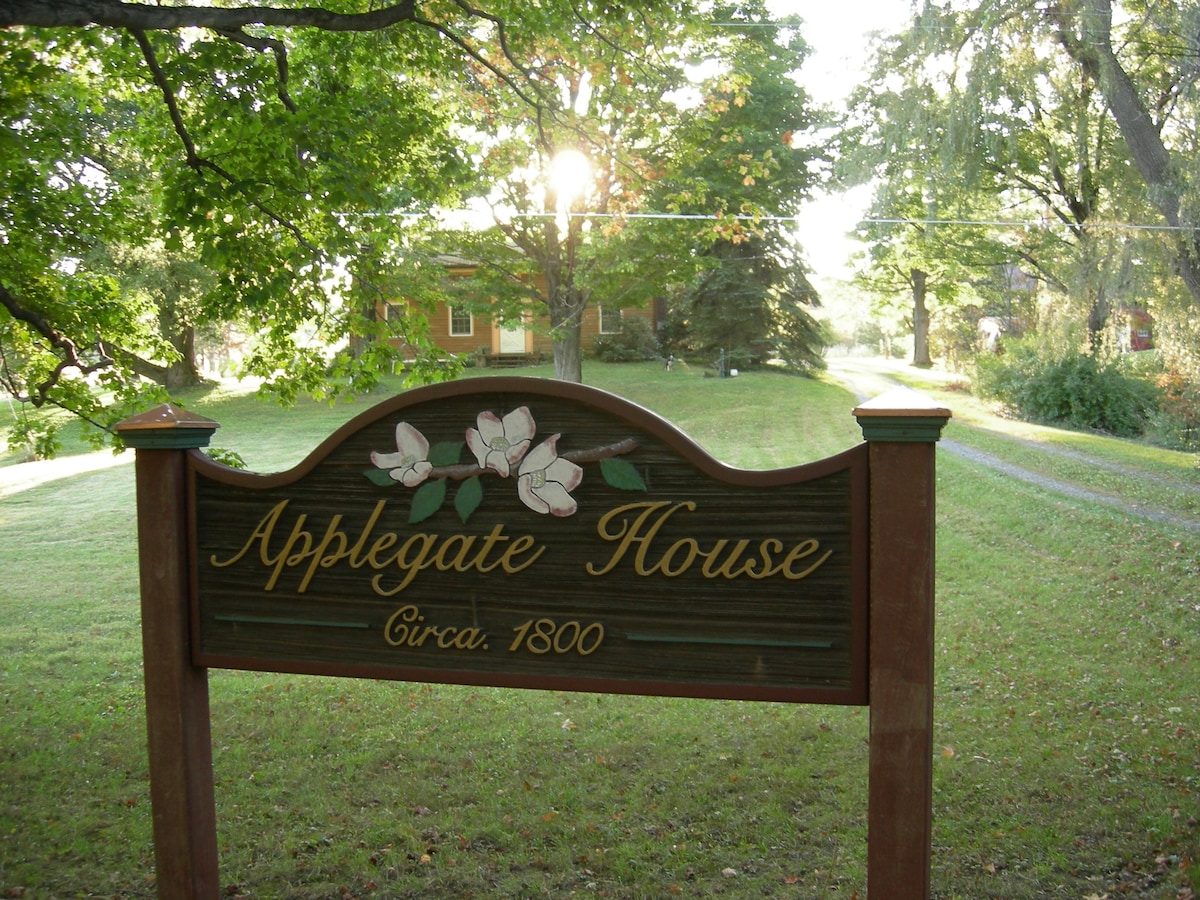 Farmhouse Retreat @ Applegate Studios