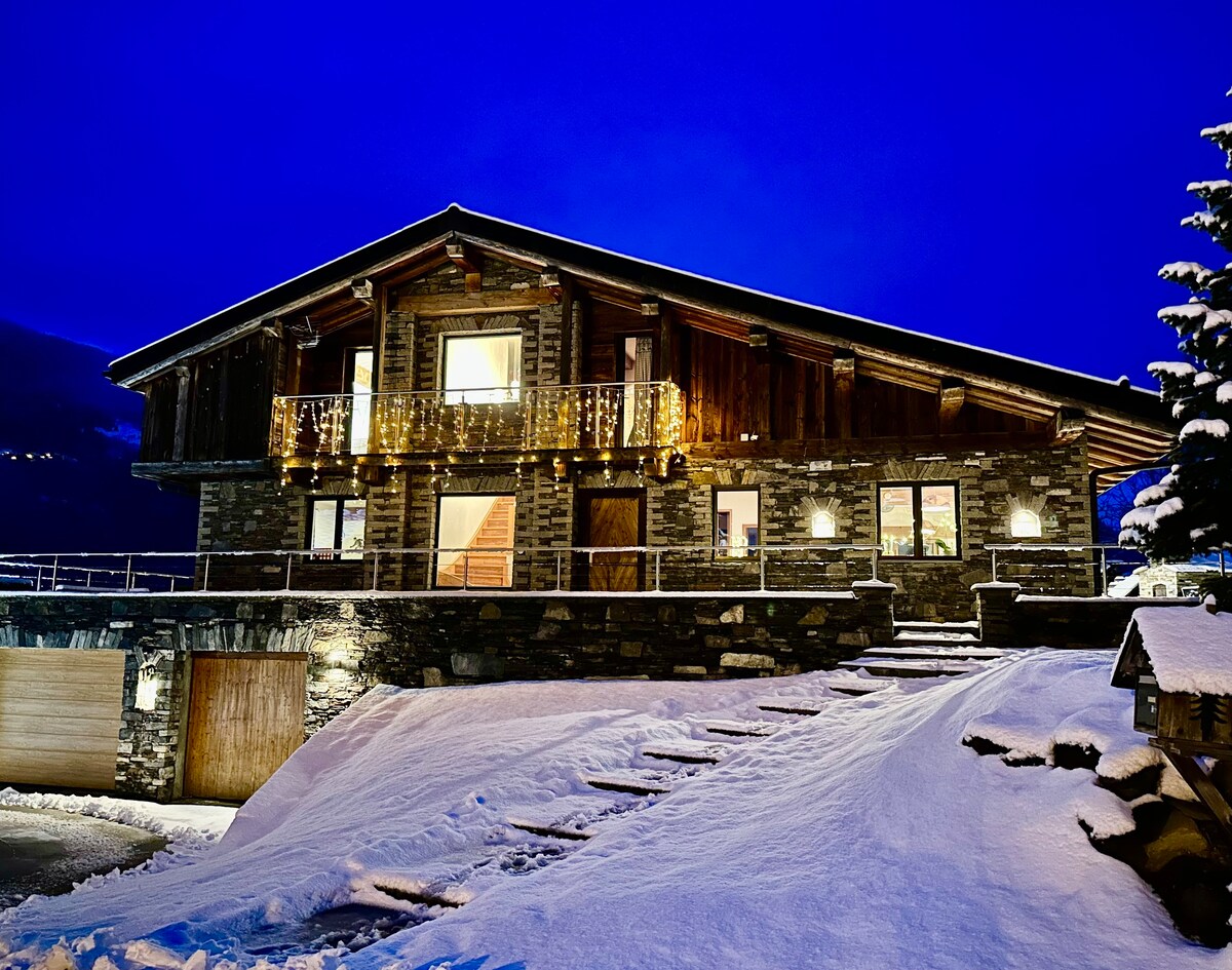 宽敞的滑雪度假木屋，配有按摩浴缸和木火