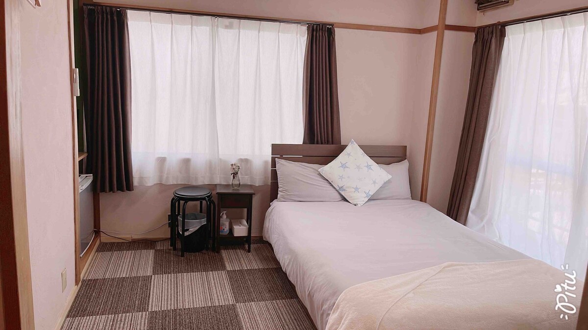 这是一间岛式酒店202房间，位于冈本市中心大滨公园海水附近购物很方便！