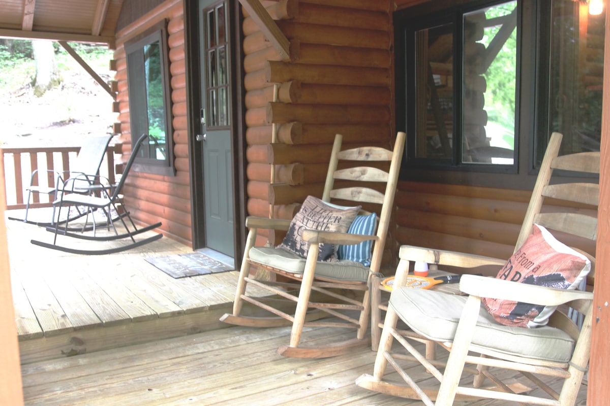 Creekside Cozy Cabin w/unique hot tub