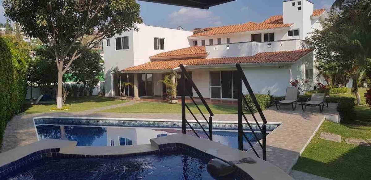 位于Lomas de Cocoyoc泳池和水疗中心的绝佳客房！