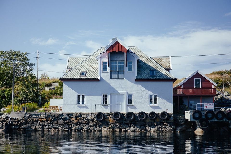 巴塔尔登冰屋（ Batalden Icehouse ） ，位于弗洛罗（ Florø ）以西美丽的Fanøy