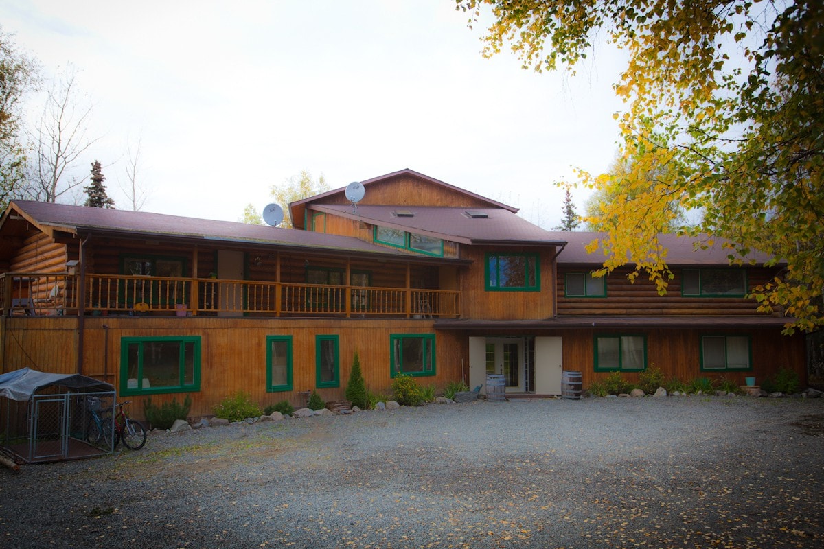 Big Eddy Lodge ：壮观景观， Giant House