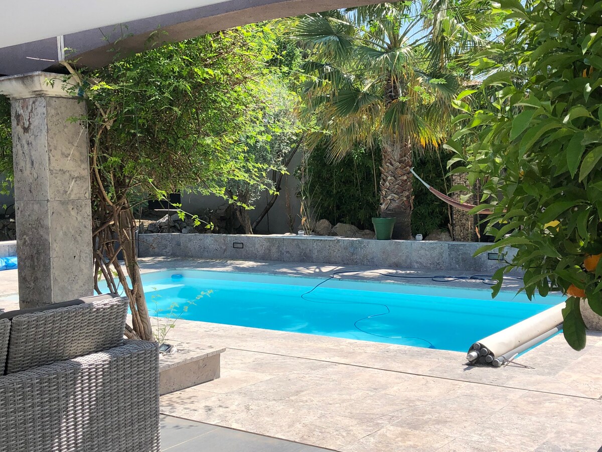 美丽的6卧别墅，设有泳池，位于马赛