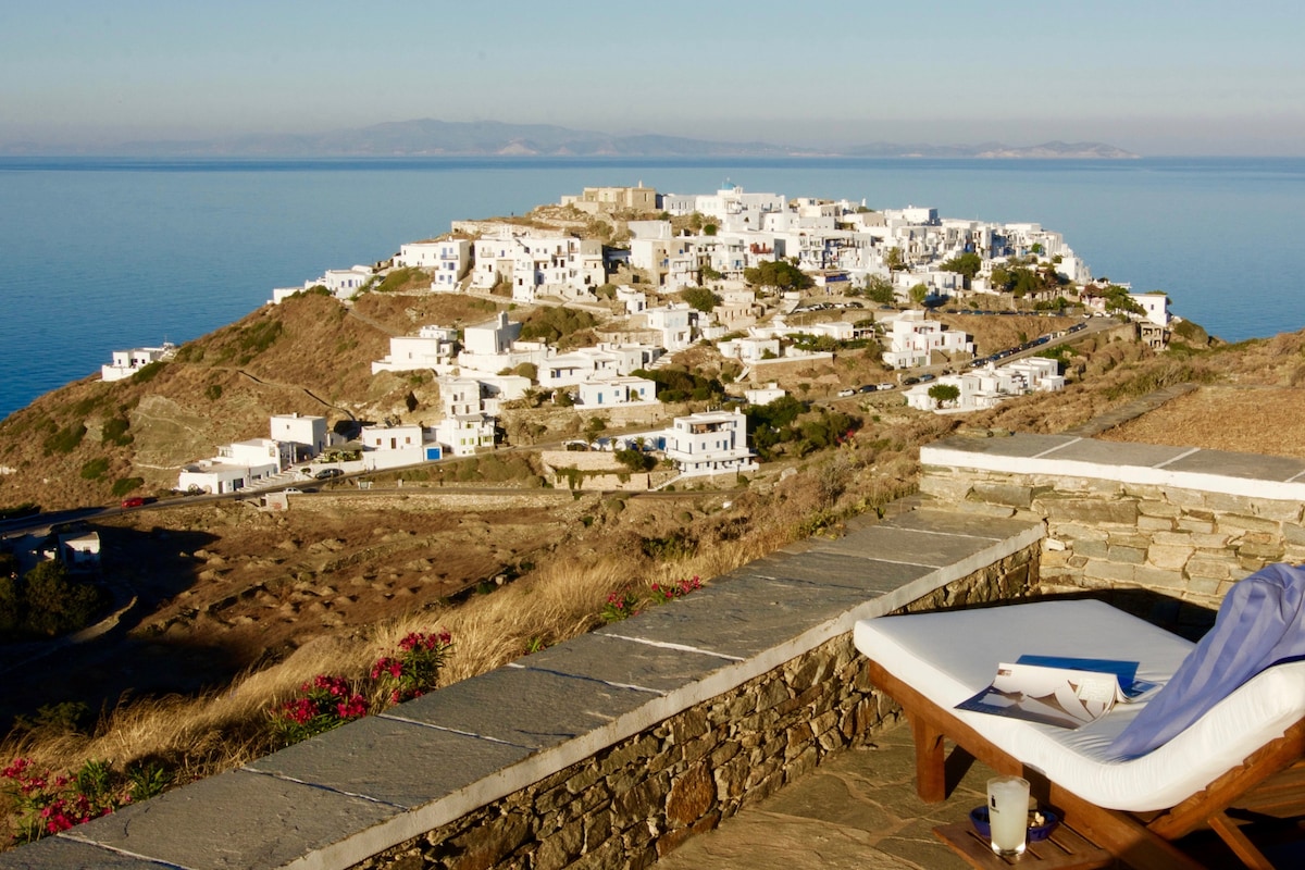 Cycladic Villa Overlooking the Aegean Sea
