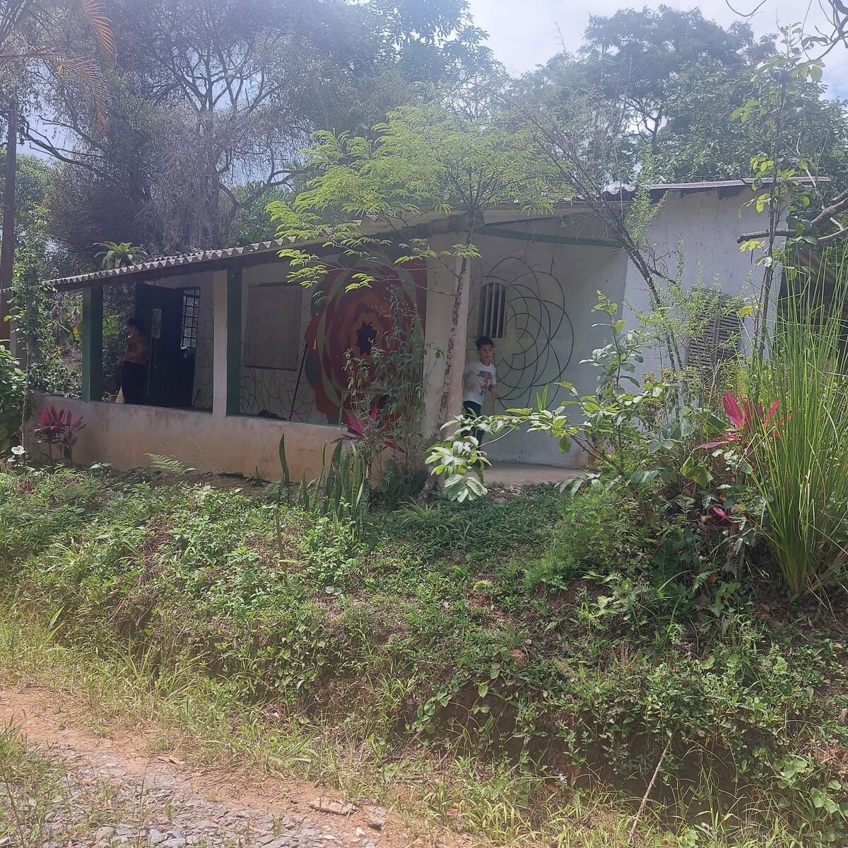 Morada na Floresta com rio limpo