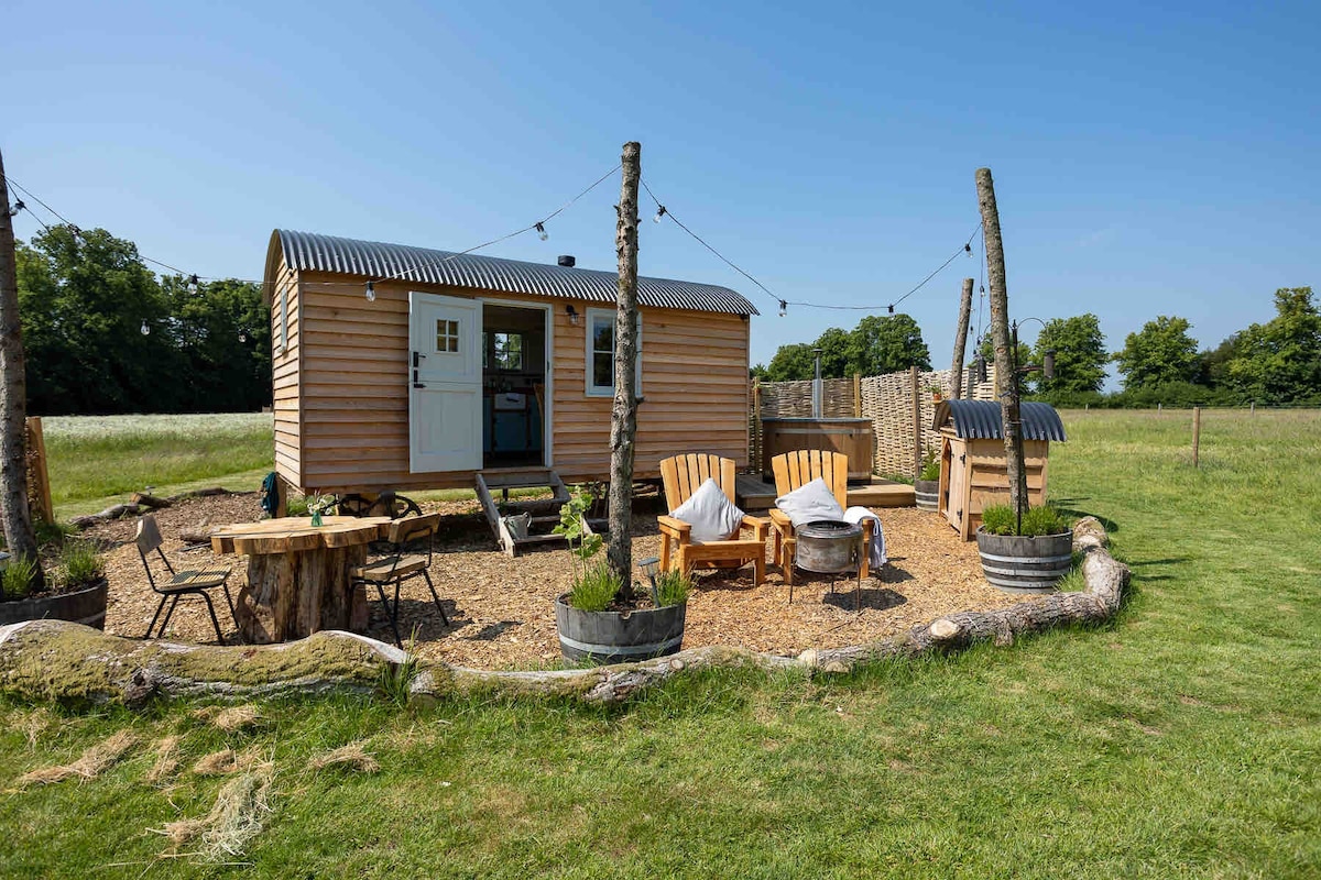 Brambling, luxury shepherd's hut on private estate