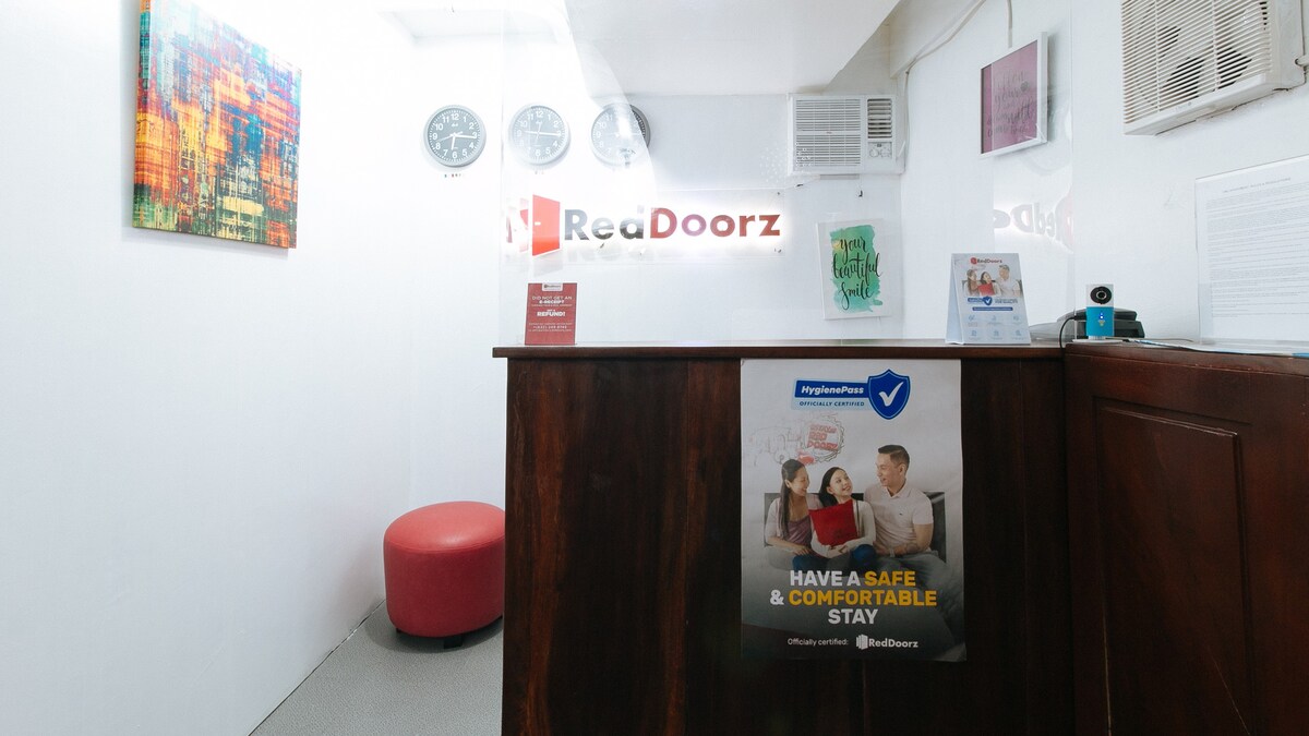 位于Pasay Rotonda附近的RedDoorz的RedDoorz客房