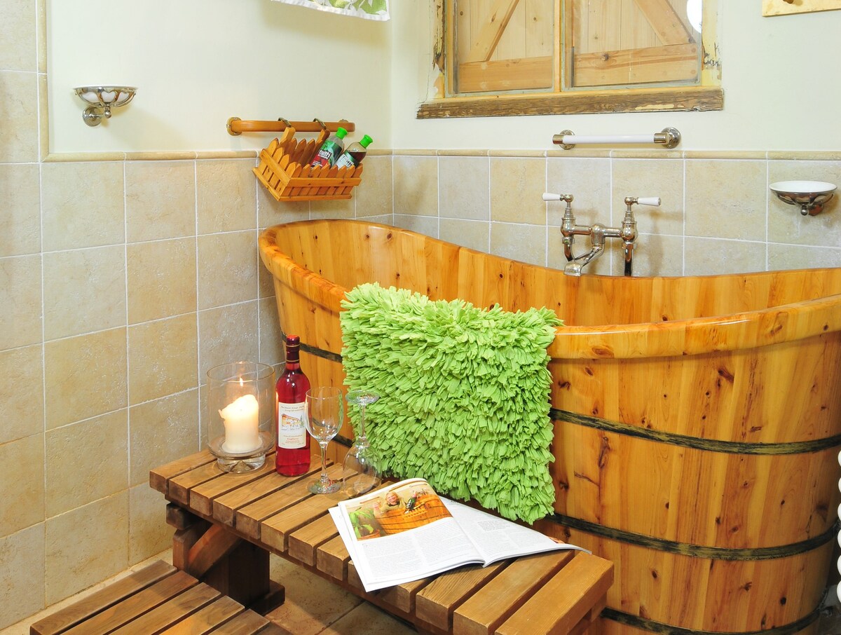 Cosy cottage with amazing wooden bath & log burner