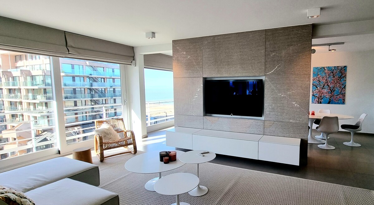 Spacious luxury apartment w/ sea view & garage