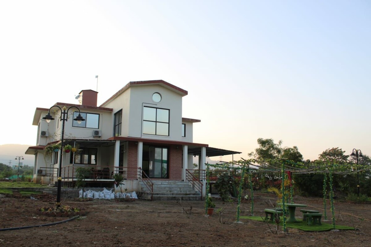 Beautiful Villa between the hills