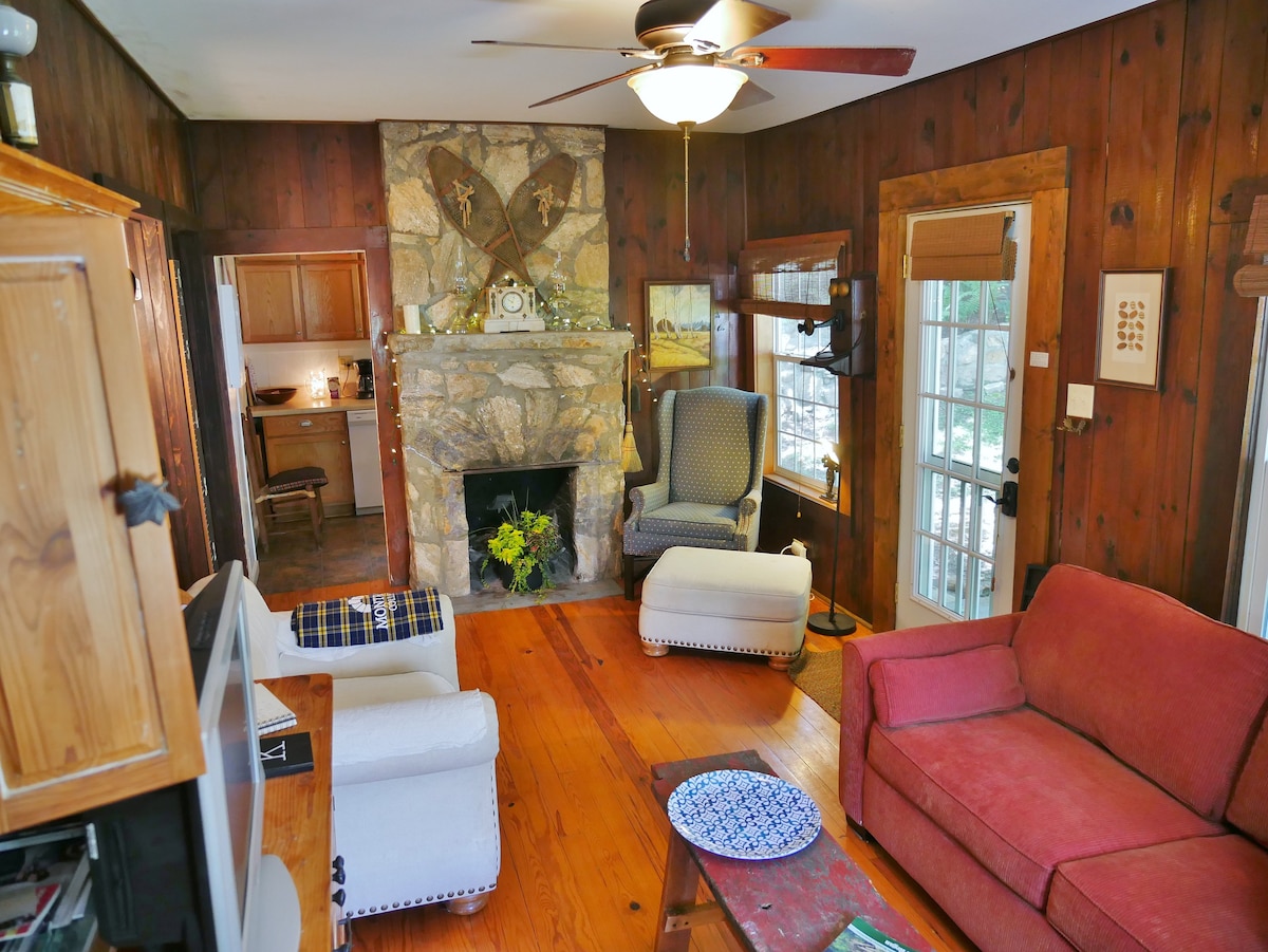 2 mi. to Blk Mtn, easy access to I-40, Fireplace