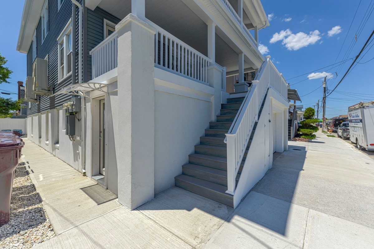 Private deck, 3 bed / 2 bath, 2 blks to beach