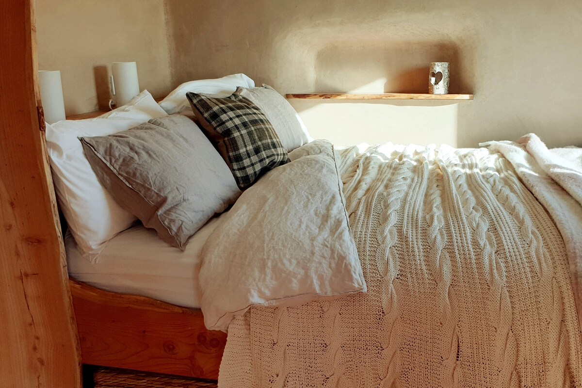 THE STRAWBALE BOTHY SKYE: unique, cosy with views.