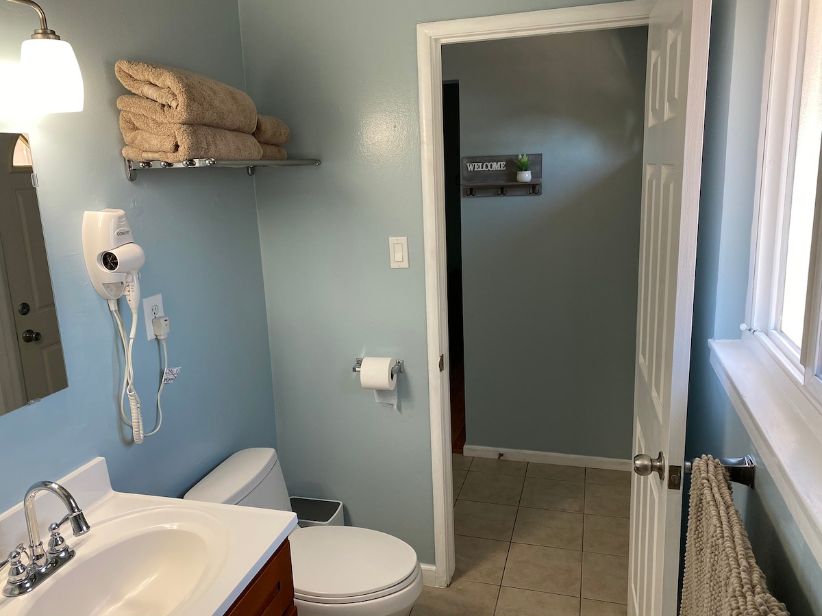 1-bed 1-bath private backyard entrance guest suite