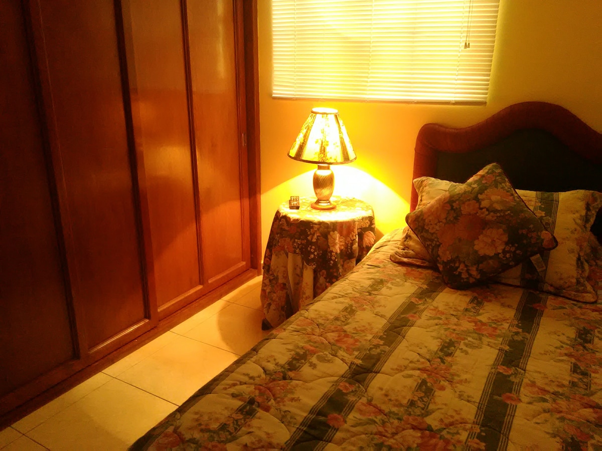 单人床。小卧室。