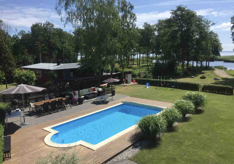 Villa outside Kalmar by the sea with pool.