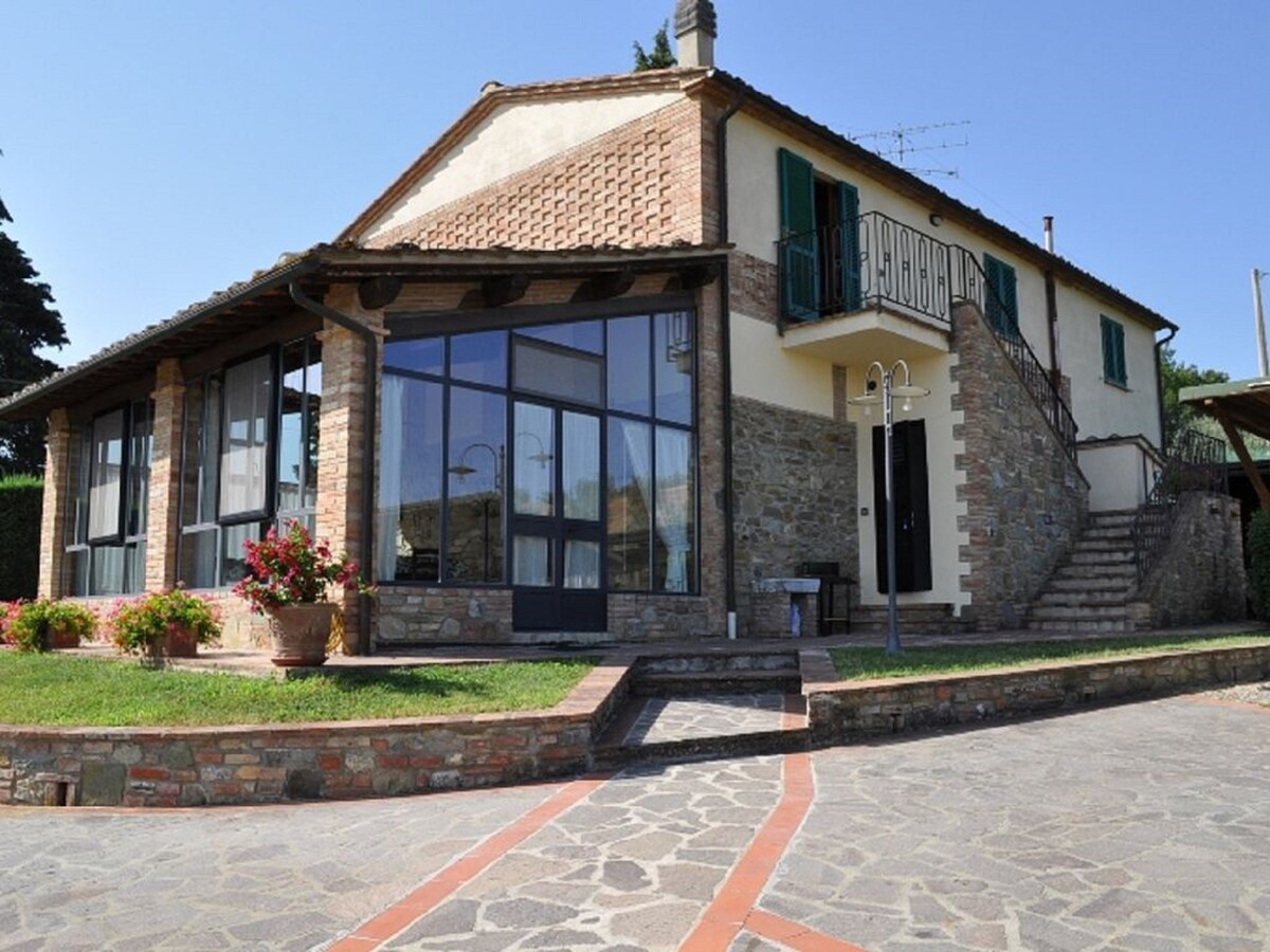 Panoramic villa for 8 with pool near San Gimignano