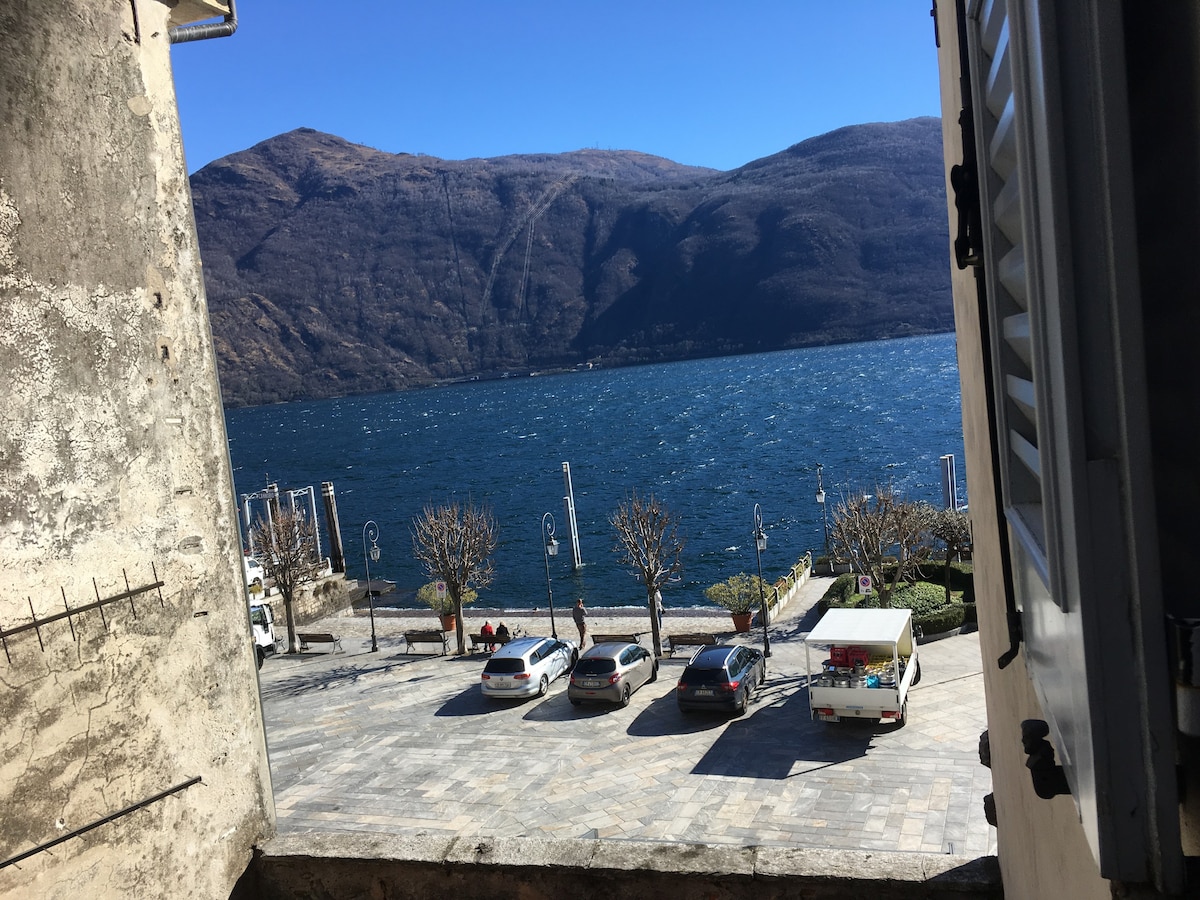 马焦雷湖（ Lake maggiore ）海岸古老房子