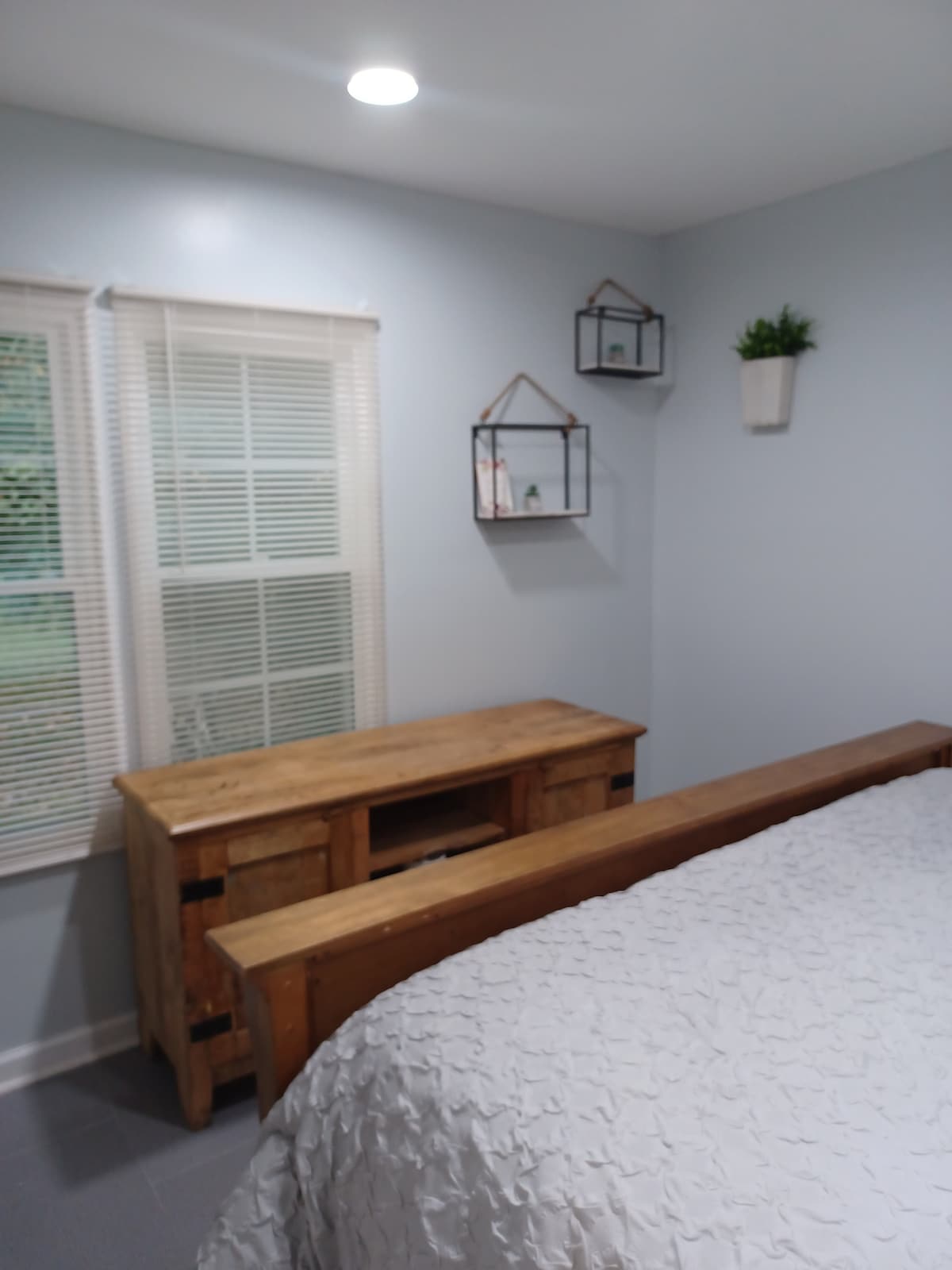 Finished basement / guest suite
7 min from Airport