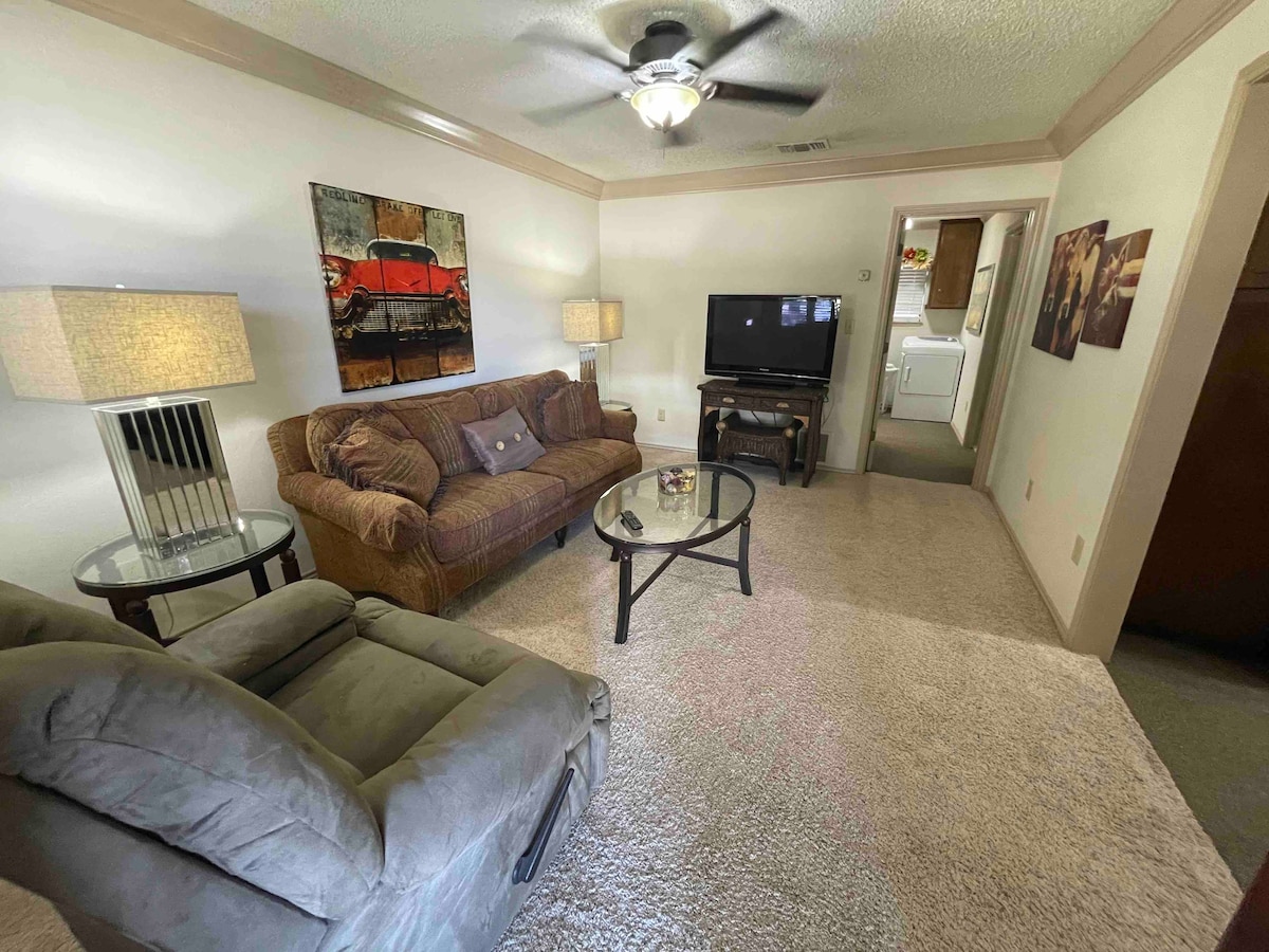 位于得克萨斯州平原景观（ Plainview ）的漂亮家具齐全的单卧室公寓！