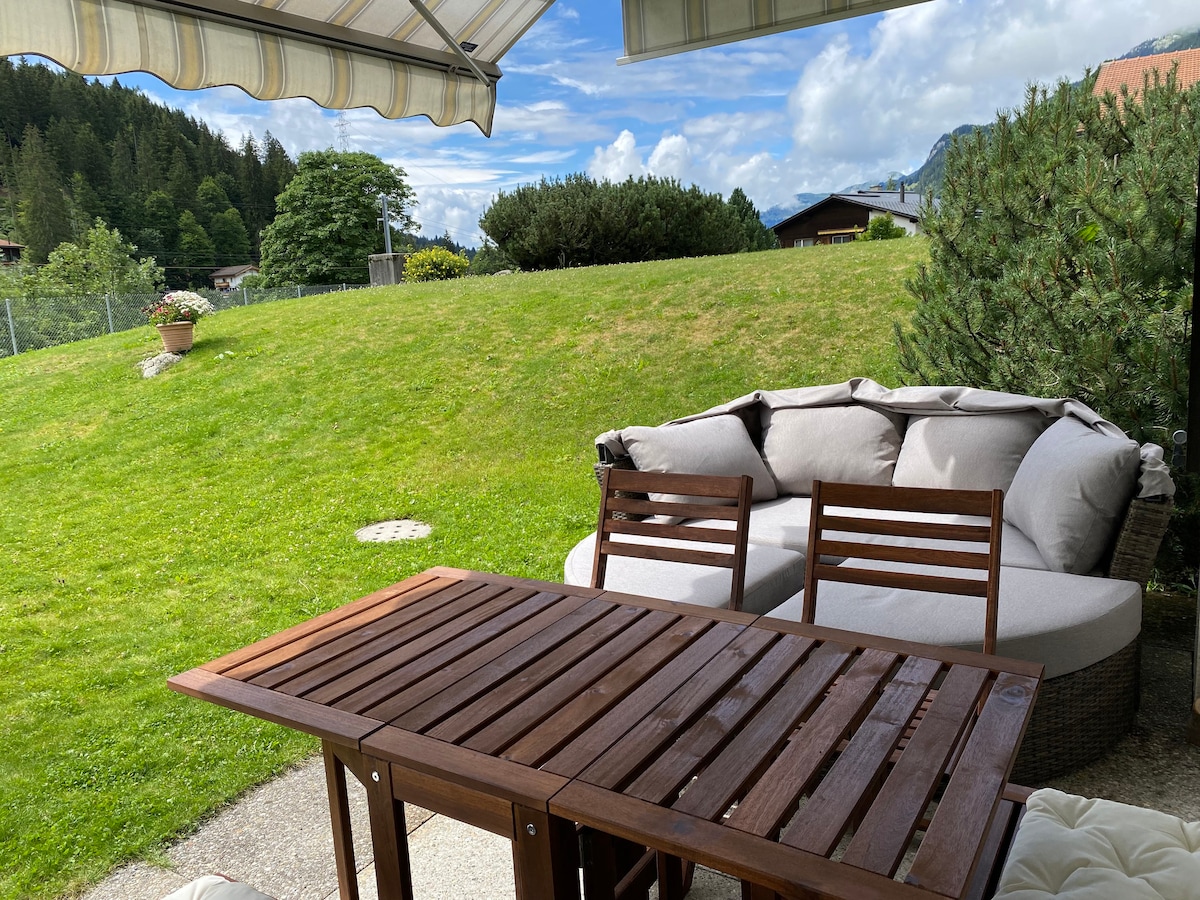 位于Klosters中心的❤️花园公寓，可欣赏山景