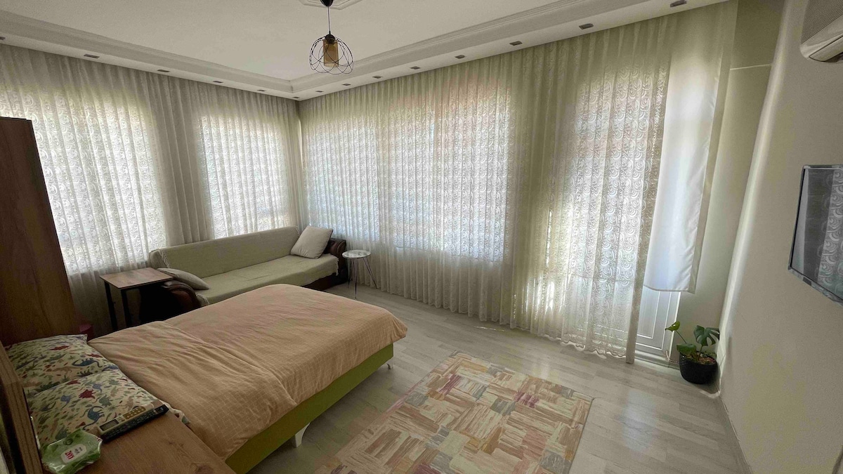 Spacious bedroom close to old town and MakAntalya