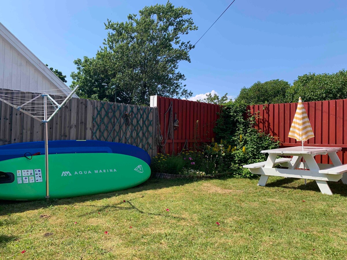 Treidene - lite hus med hage rett ved sjø & strand