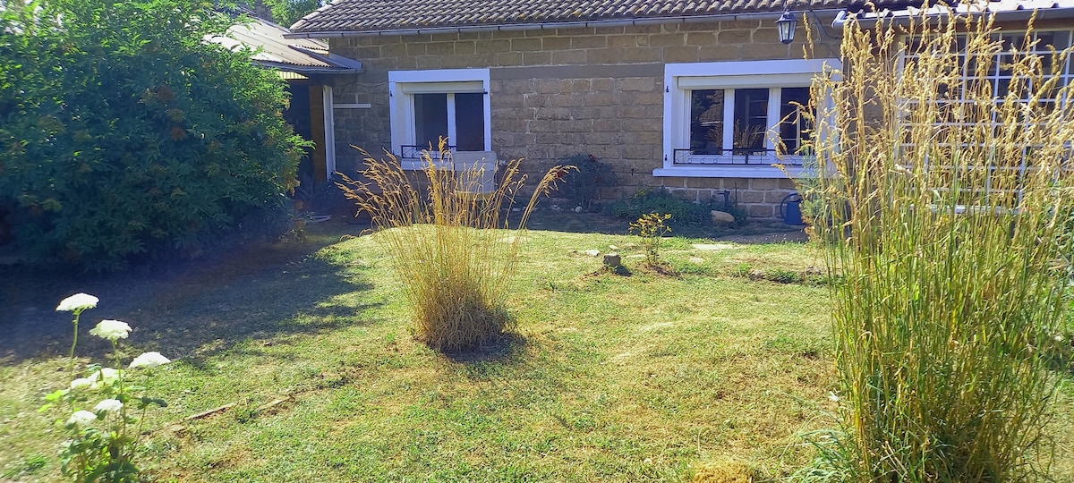 Charmante maison en pierre avec jardin