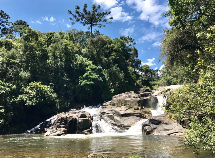 位于曼蒂凯拉瀑布（ Mantiqueira waterfalls ）的迷人度假木屋。