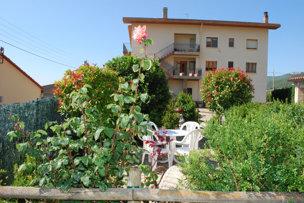 Cal Servero. "Roc de Rombau" House in Peramola