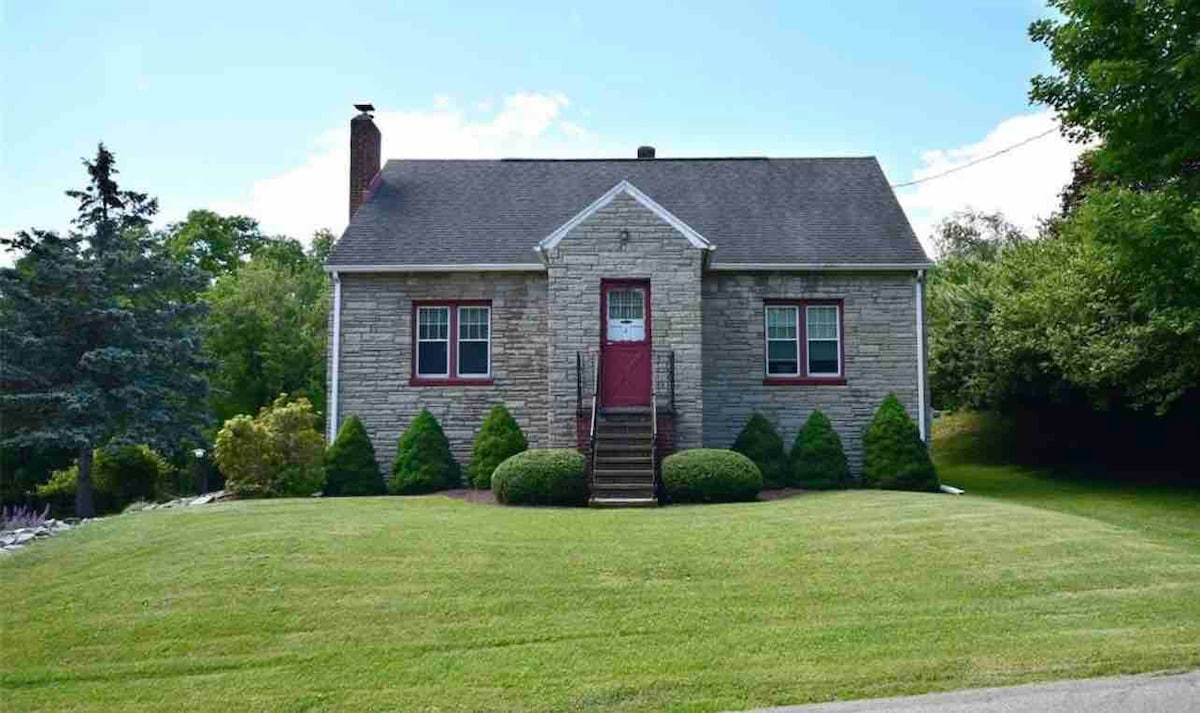 Pet-Friendly, Cozy 2-BR Retreat near DT Binghamton