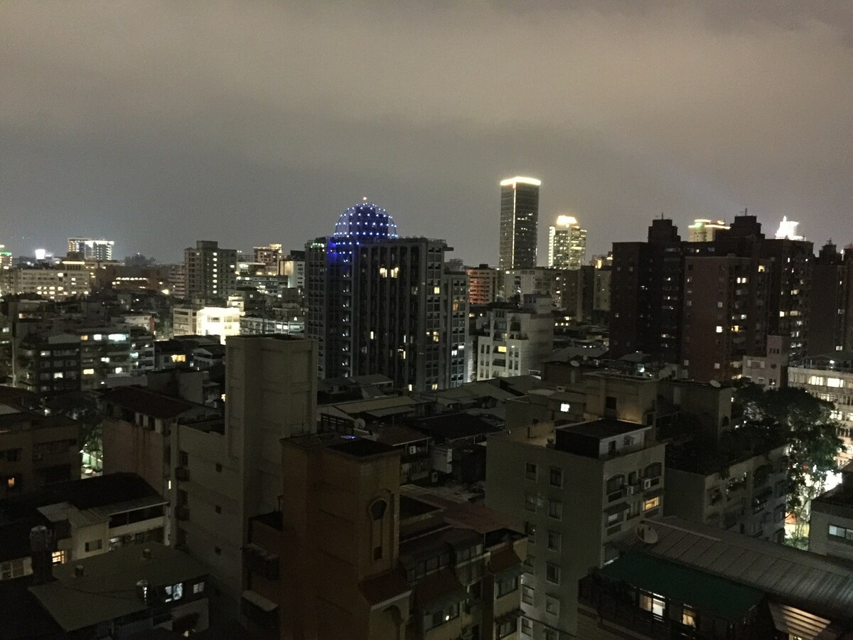 捷運大安站旁頂樓，俯瞰台北市，超大陽光露台近信維市場。