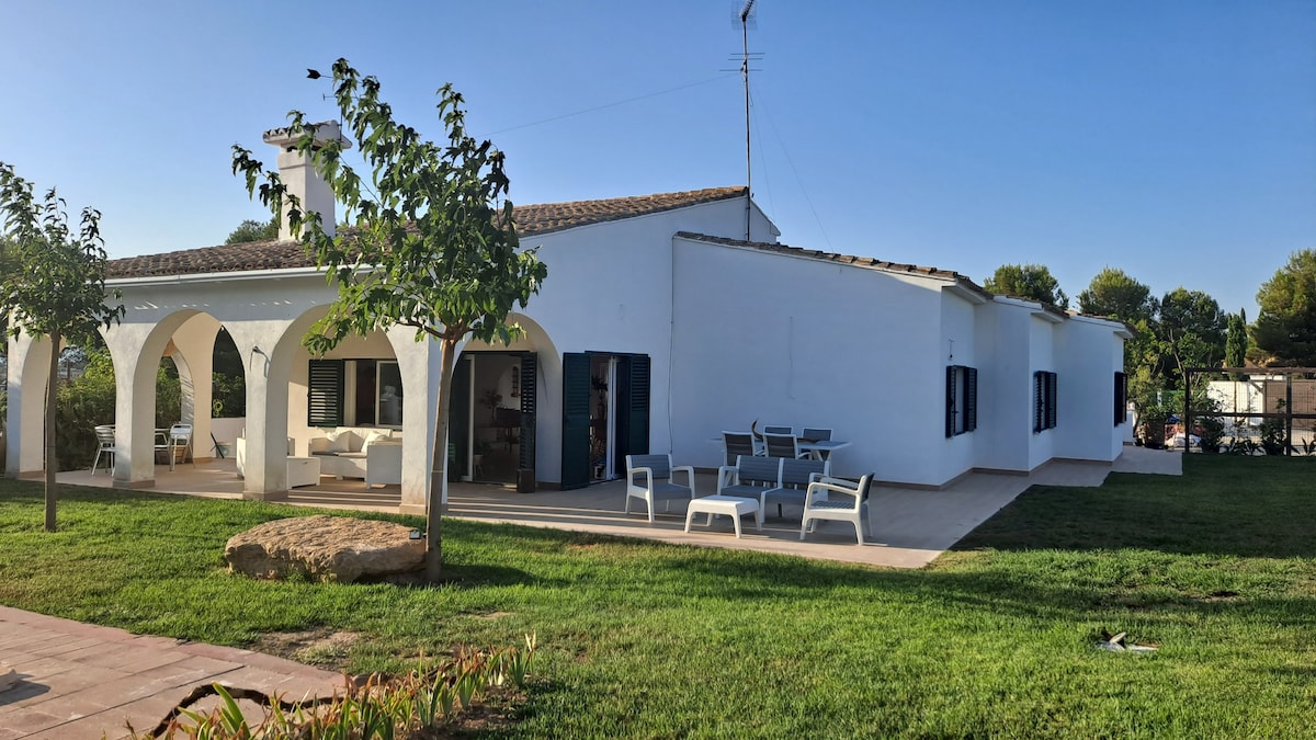 Villa con piscina en el bosque