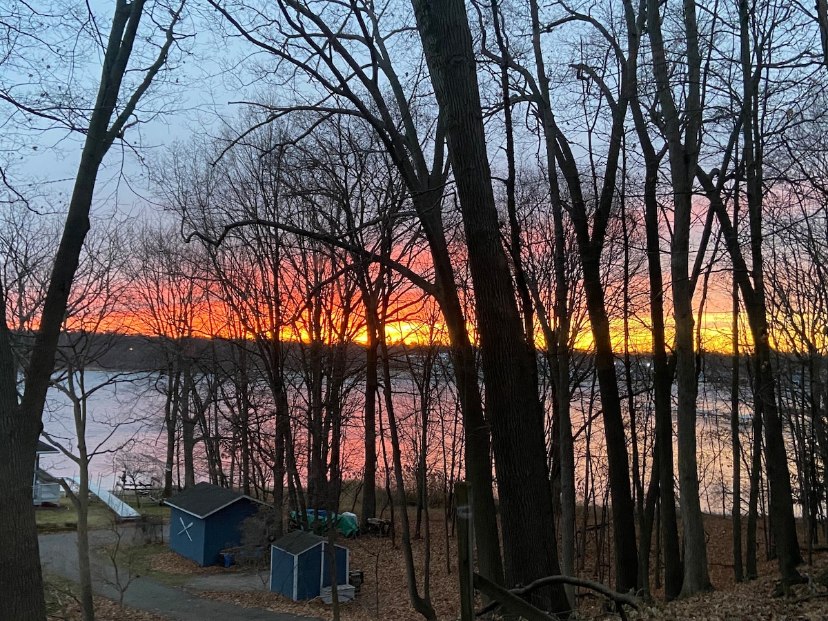 Cozy Cottage for 8 by White Lake & Lake Michigan