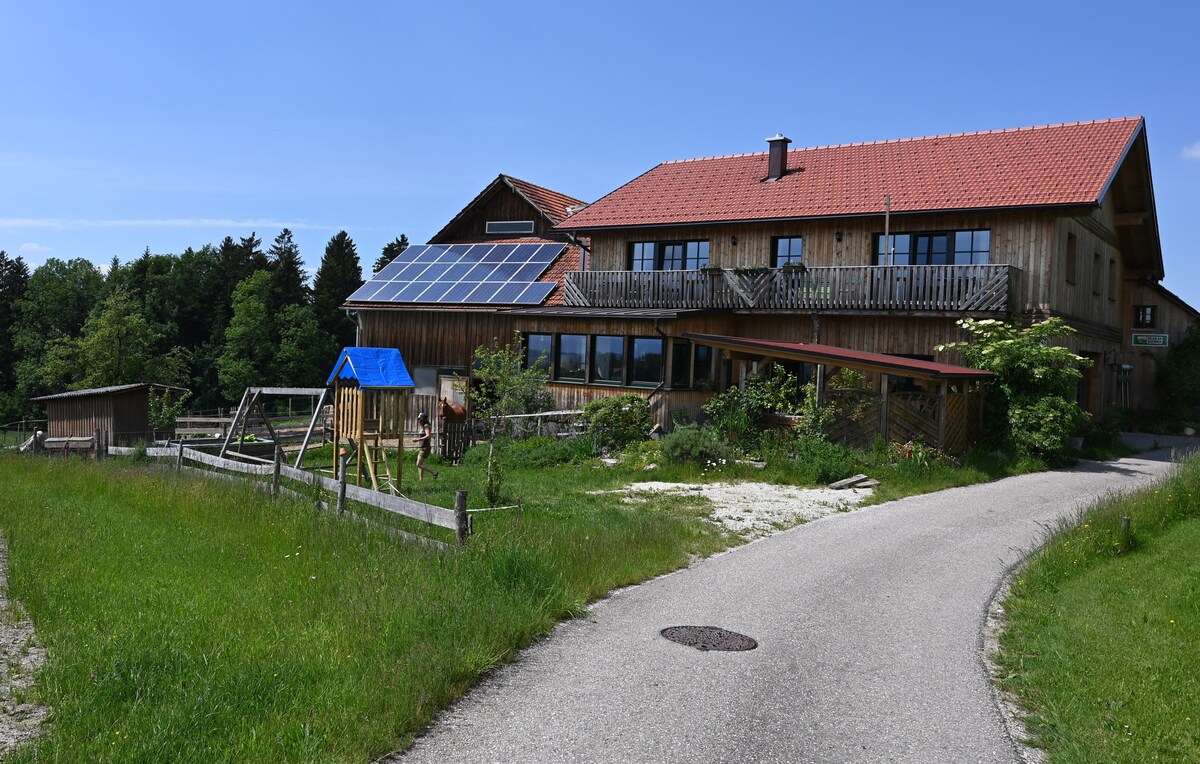 Ruhig gelegener Biohof mit Bergblick (Morgensonne)