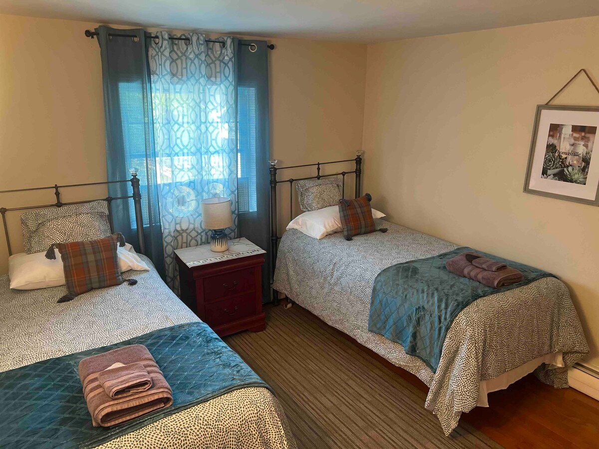 ADK Colonial Cozy BnB for short or midterm stays.